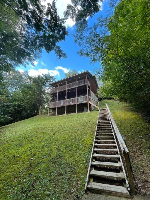 Smokey Mountain Retreat, Hot Tub, Game Room, Sleeps 8! Gatlinburg Exterior photo