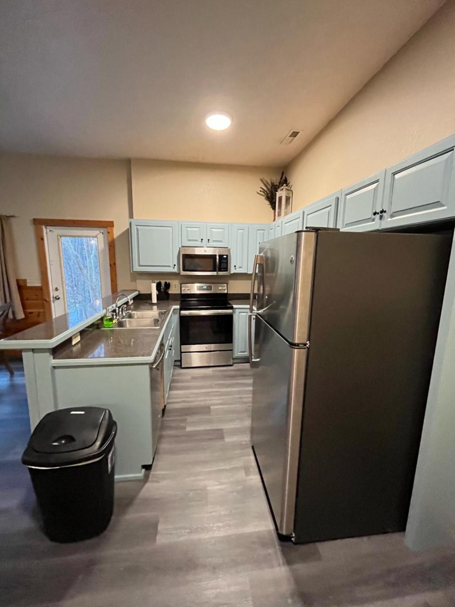 Smokey Mountain Retreat, Hot Tub, Game Room, Sleeps 8! Gatlinburg Exterior photo