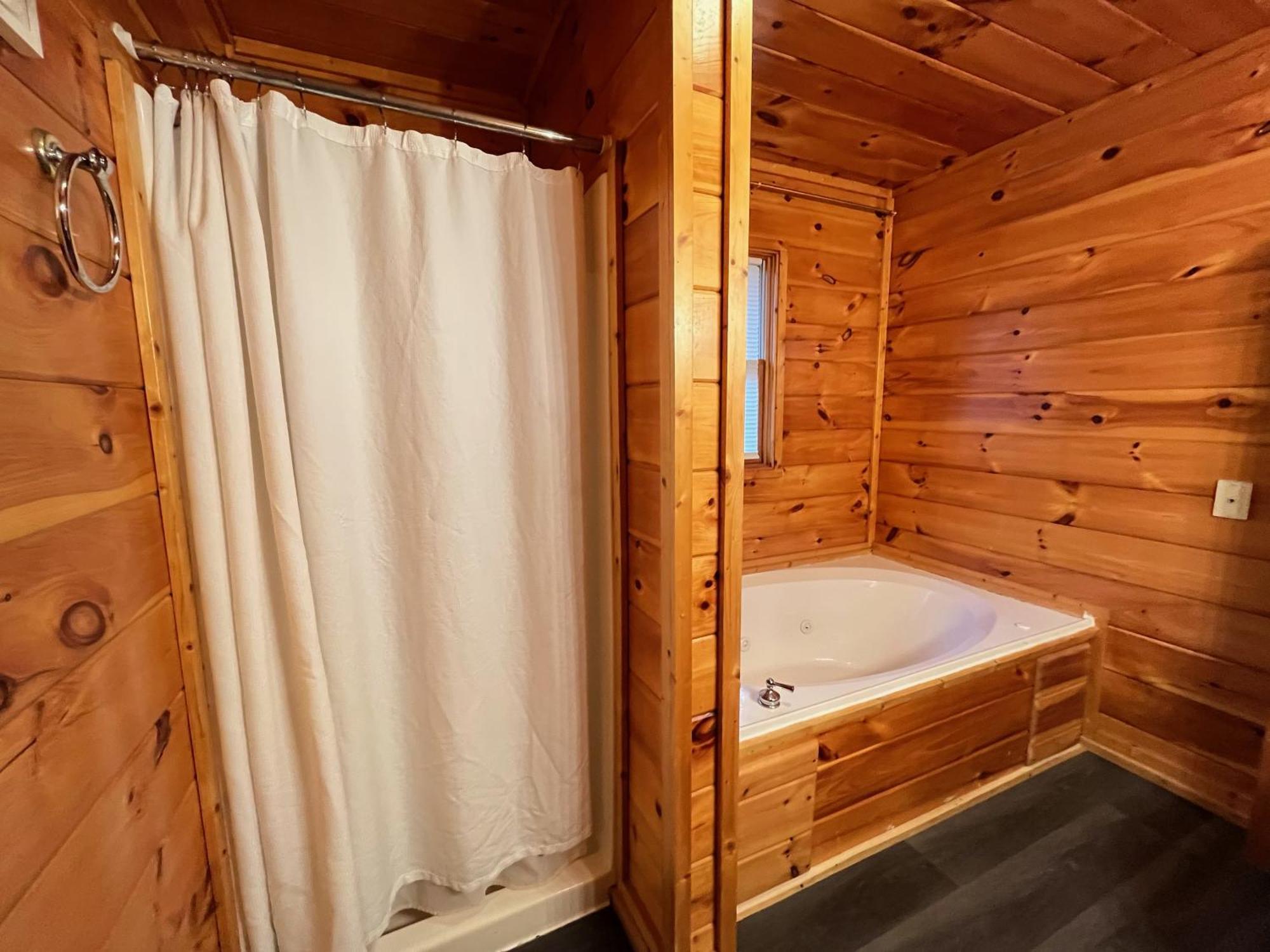 Smokey Mountain Retreat, Hot Tub, Game Room, Sleeps 8! Gatlinburg Exterior photo