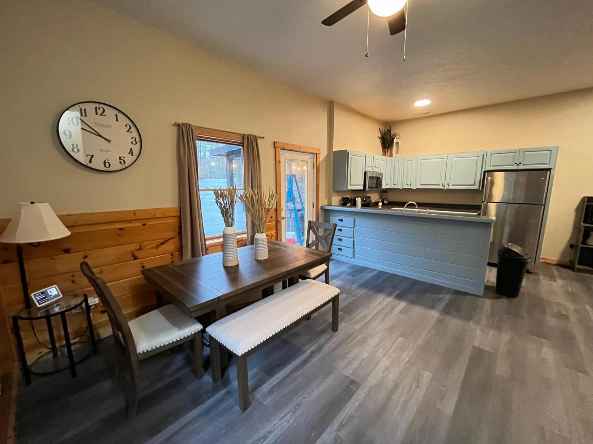 Smokey Mountain Retreat, Hot Tub, Game Room, Sleeps 8! Gatlinburg Exterior photo