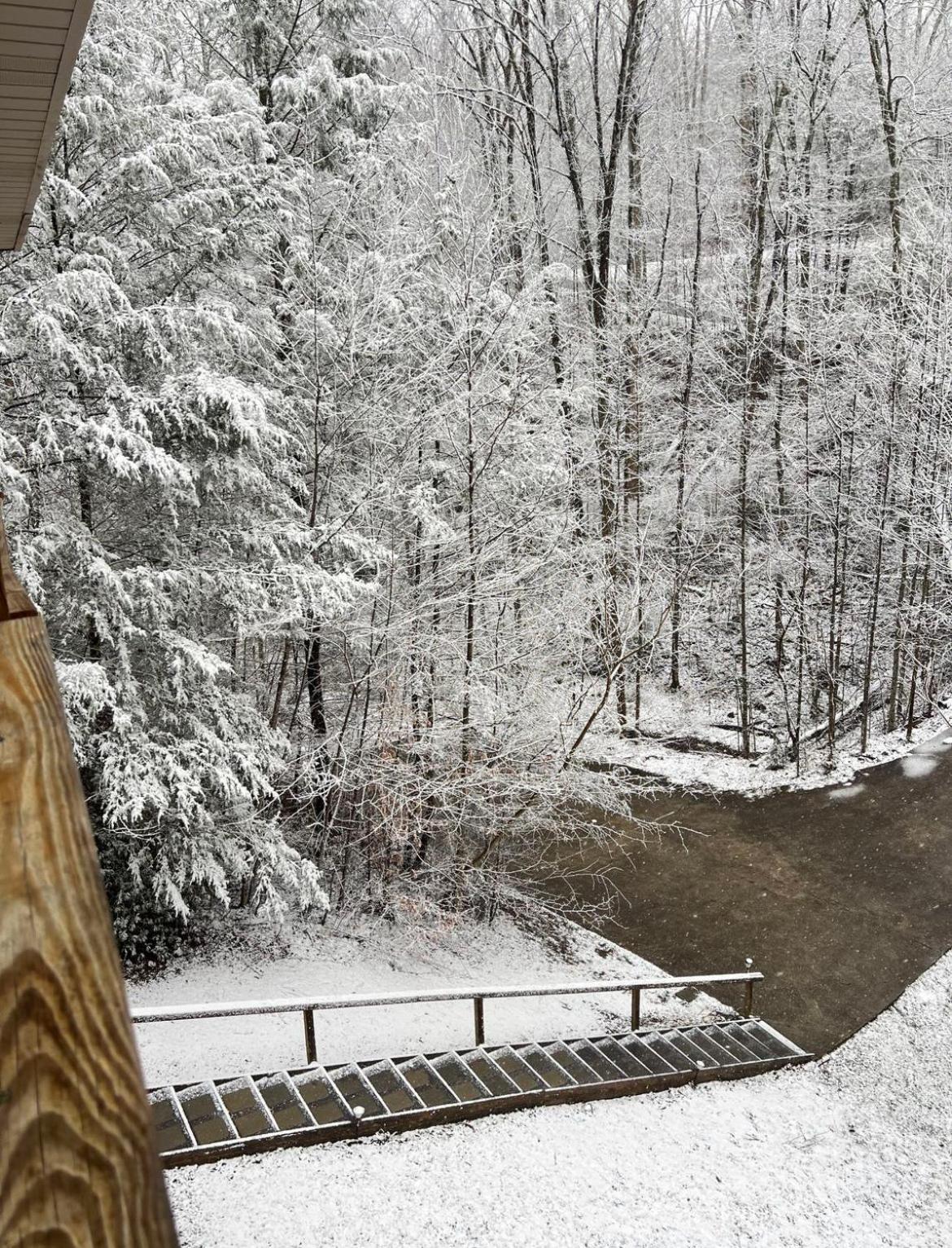Smokey Mountain Retreat, Hot Tub, Game Room, Sleeps 8! Gatlinburg Exterior photo